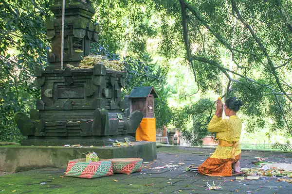 Bidden bij een van de kleine schrijnen van Tirta Empul Tampaksiring