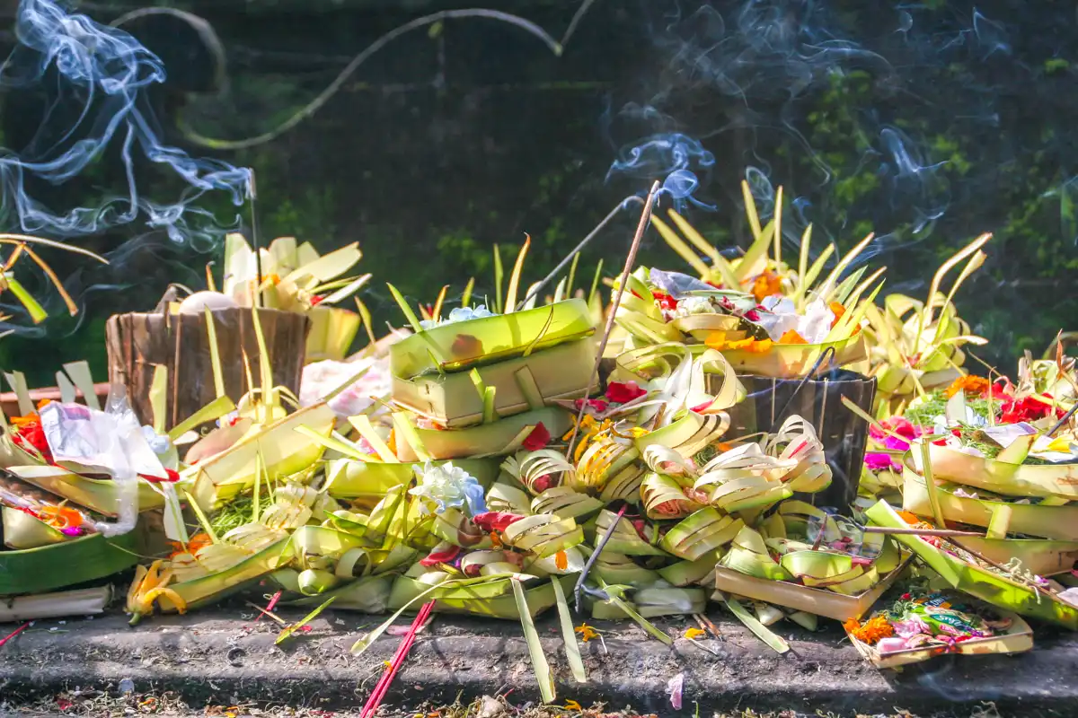 Offers met wierook bij Tirta Empul Tampaksiring