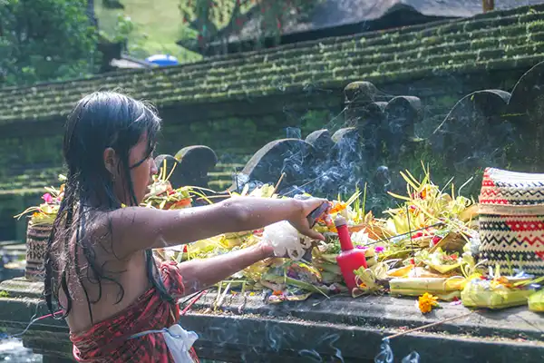 Meisje met offers bij Tirta Empul Tampaksiring