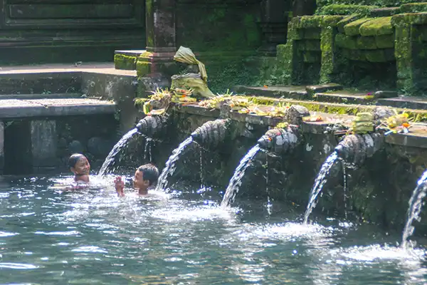 Baden in heilig water bij Tirta Empul Tampaksiring