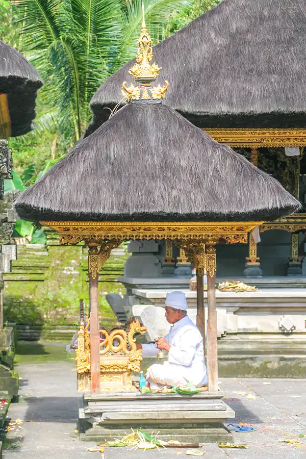 Biddende priester bij Tirta Empul Tampaksiring