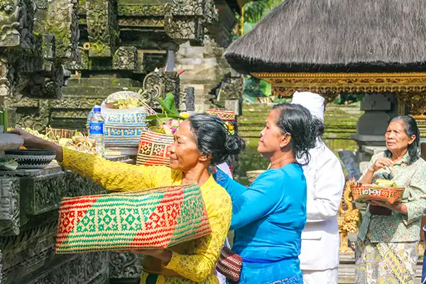 Vrouwen met offers bij Tirta Empul Tampaksiring