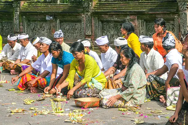 Biddende groep mensen bij Tirta Empul Tampaksiring