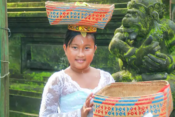 Meisje met offers bij Tirta Empul Tampaksiring