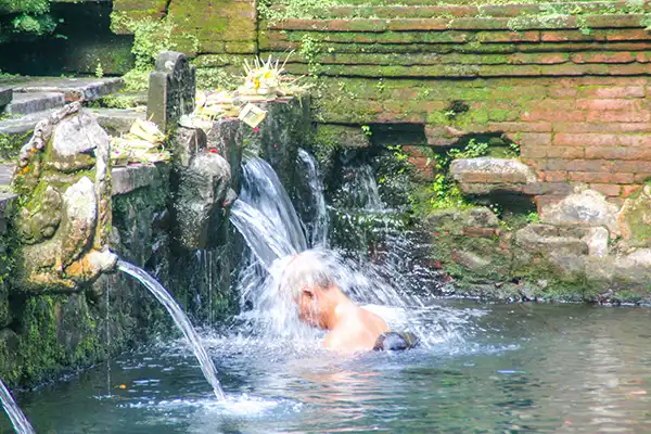 Baden in heilig water bij Tirta Empul Tampaksiring
